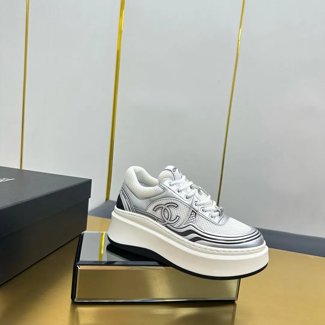 👟👟Ex-factory price 680👟👟 Upgraded version, upgraded version, upgraded version! No rebuttal accepted! ! ! ! Chanel Chanel panda shoes! 2025 counter's top casual sports shoes. This classic design; the upper is electro-embroidered with a variety of techniques; the outsole is fashionable and sporty; the unusual inclusion of a variety of color matching elements... The diversified mix and match is very good-looking and versatile, and can be used for leisure, fashion, sports, and outdoor... ꫛꫀꪝ Go➫ Materials: ❶Upper made of: original imported first-layer silk cowhide + original waterproof cloth + original first-layer cowhide ❷Inner lining: Original Yangli+Net ❸Outsole based on: Original TPU combination outsole Counter boutique packaging complete set for women 35–41 👉 👉